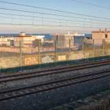 Ed eccolo il mare: lo scorgiamo al di l� dei binari della ferrovia, quelli che dividono il rione dal litorale. Un progetto prevede che sia realizzato un sottopasso che darebbe la possibilit� ai residenti di arrivare su via Alfredo Giovine, il lungomare a sud di Bari